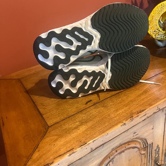 Men’s Athletic Nike Shoes - Picture 4 of 5